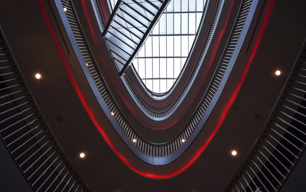Design aerisit pentru interior si exterior cu balustrade din sticla
