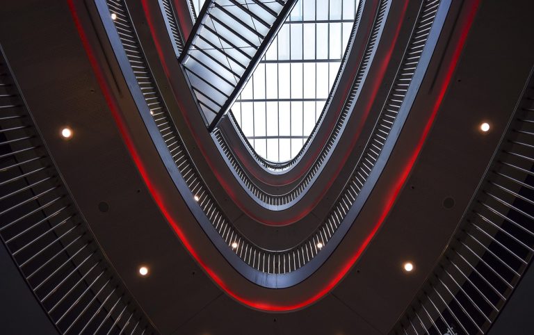 Design aerisit pentru interior si exterior cu balustrade din sticla
